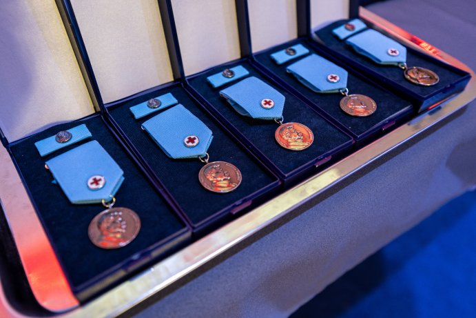 Dárci krve obdrželi stříbrné medaile profesora Jánského