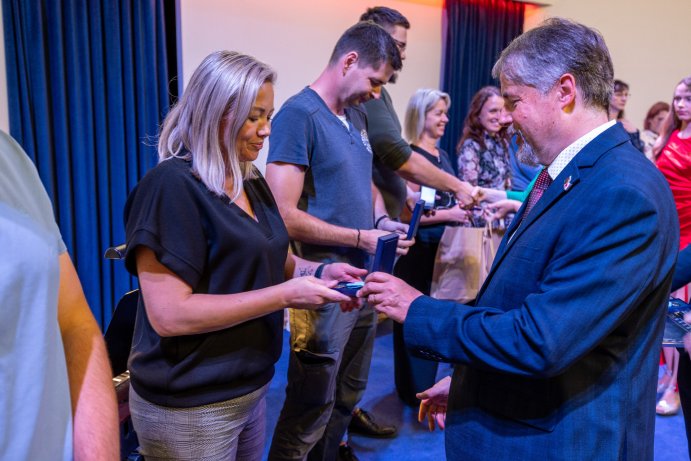 Dárci krve obdrželi stříbrné medaile profesora Jánského