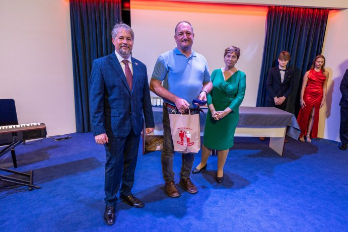 Dárci krve obdrželi stříbrné medaile profesora Jánského