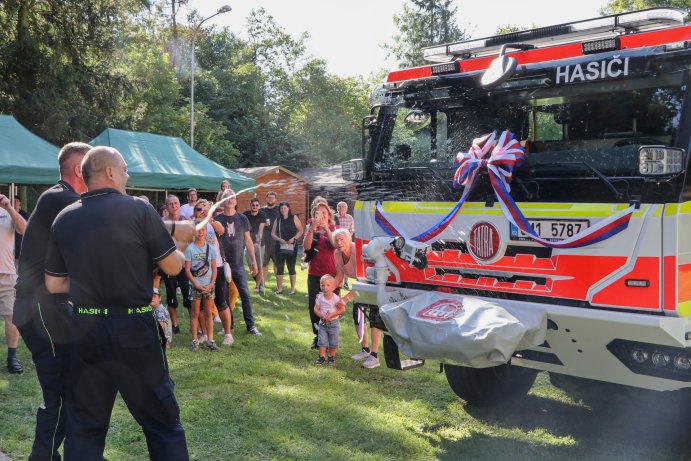 Dobrovolní hasiči v Třebčíně získali novou cisternu