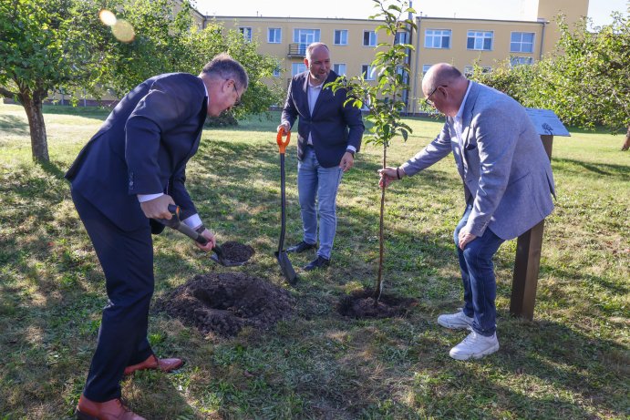 Strom přátelství symbolicky stvrdil spolupráci Olomouckého a Trnavského kraje