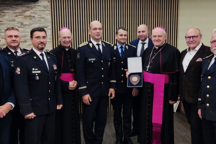  Arcibiskup odsloužil mši za policisty
