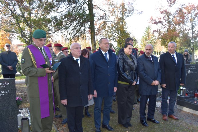  Ostatky válečného hrdiny Bohumíra Martínka uložili s poctami v Prostějově
