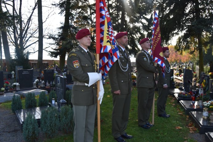  Ostatky válečného hrdiny Bohumíra Martínka uložili s poctami v Prostějově
