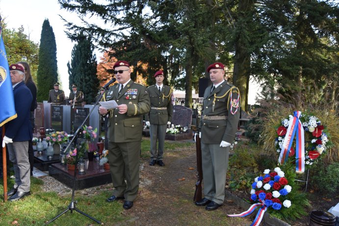  Ostatky válečného hrdiny Bohumíra Martínka uložili s poctami v Prostějově
