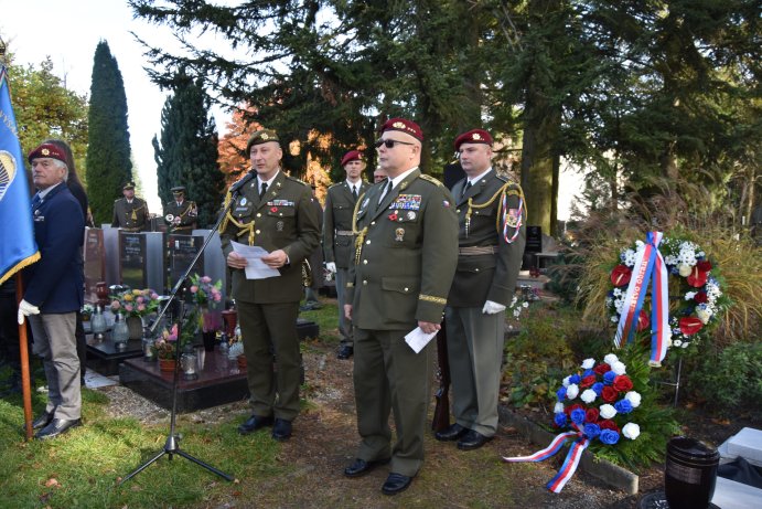  Ostatky válečného hrdiny Bohumíra Martínka uložili s poctami v Prostějově
