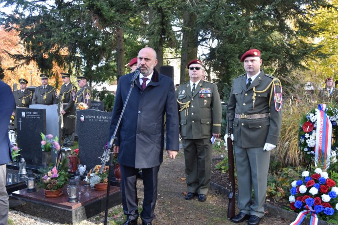  Ostatky válečného hrdiny Bohumíra Martínka uložili s poctami v Prostějově
