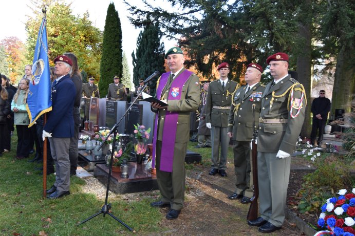  Ostatky válečného hrdiny Bohumíra Martínka uložili s poctami v Prostějově
