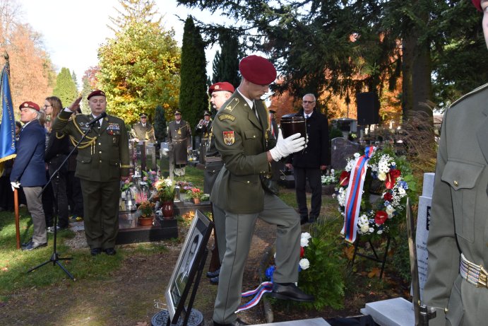  Ostatky válečného hrdiny Bohumíra Martínka uložili s poctami v Prostějově
