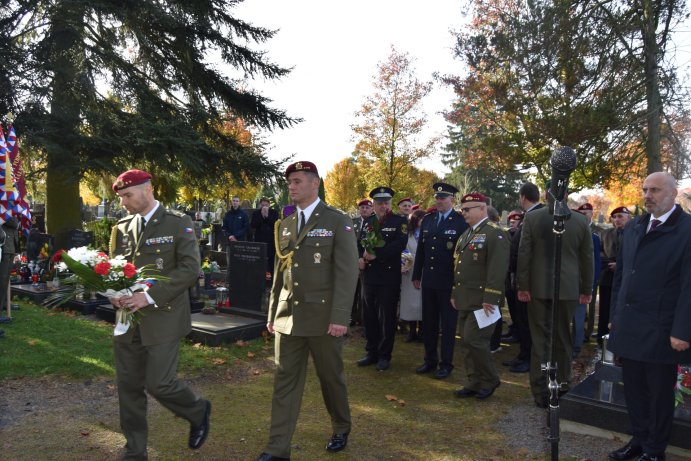  Ostatky válečného hrdiny Bohumíra Martínka uložili s poctami v Prostějově
