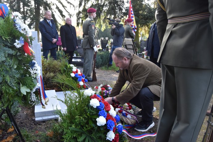  Ostatky válečného hrdiny Bohumíra Martínka uložili s poctami v Prostějově
