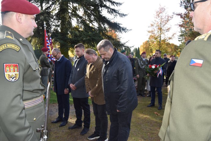  Ostatky válečného hrdiny Bohumíra Martínka uložili s poctami v Prostějově

