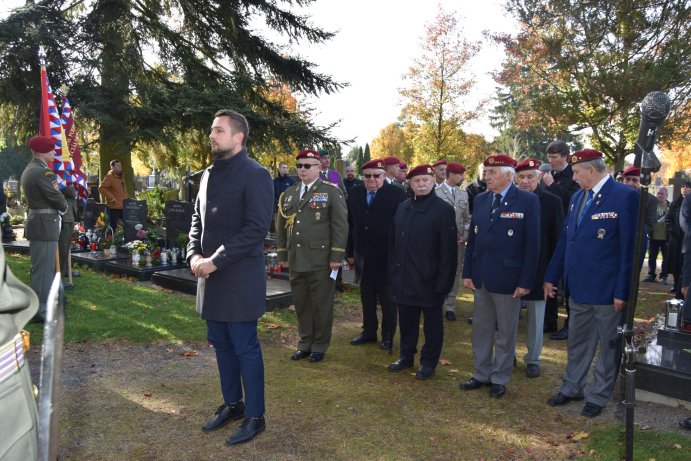  Ostatky válečného hrdiny Bohumíra Martínka uložili s poctami v Prostějově
