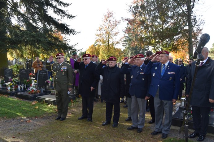  Ostatky válečného hrdiny Bohumíra Martínka uložili s poctami v Prostějově
