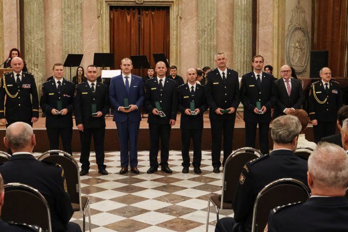  Hasiči ocenili medailemi věrnost, záchranu života i spolupráci
