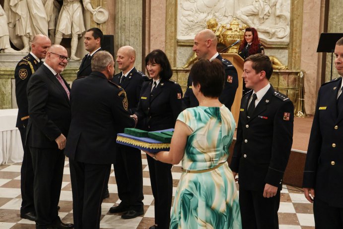  Hasiči ocenili medailemi věrnost, záchranu života i spolupráci
