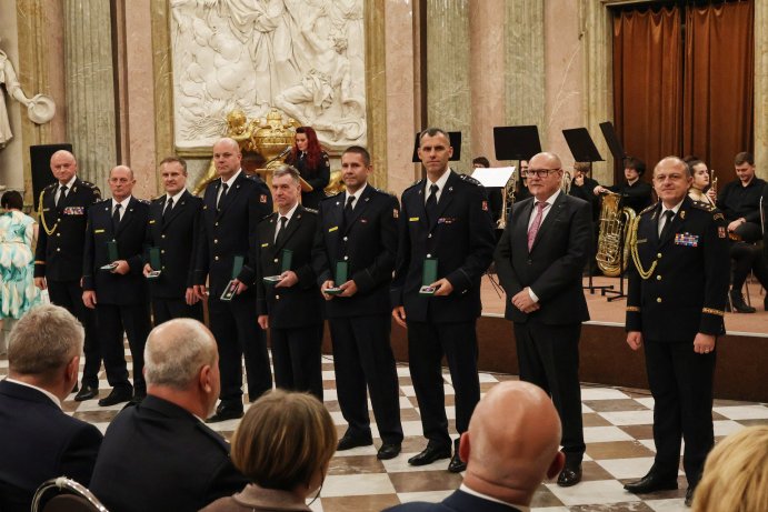  Hasiči ocenili medailemi věrnost, záchranu života i spolupráci
