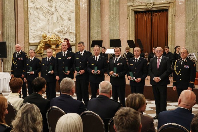  Hasiči ocenili medailemi věrnost, záchranu života i spolupráci
