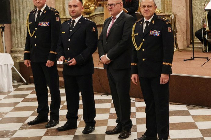  Hasiči ocenili medailemi věrnost, záchranu života i spolupráci
