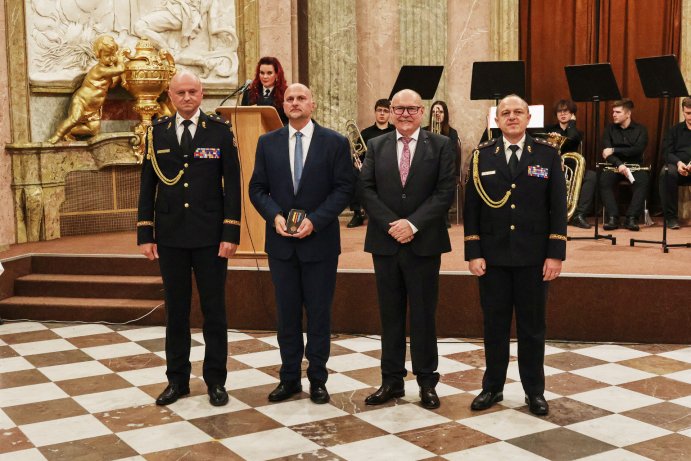  Hasiči ocenili medailemi věrnost, záchranu života i spolupráci
