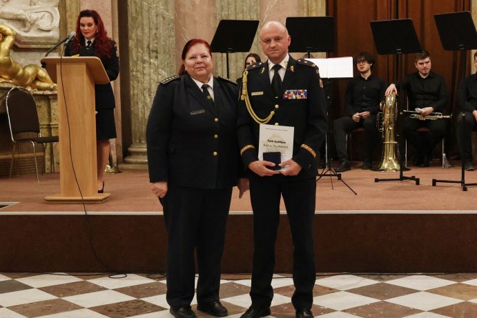  Hasiči ocenili medailemi věrnost, záchranu života i spolupráci
