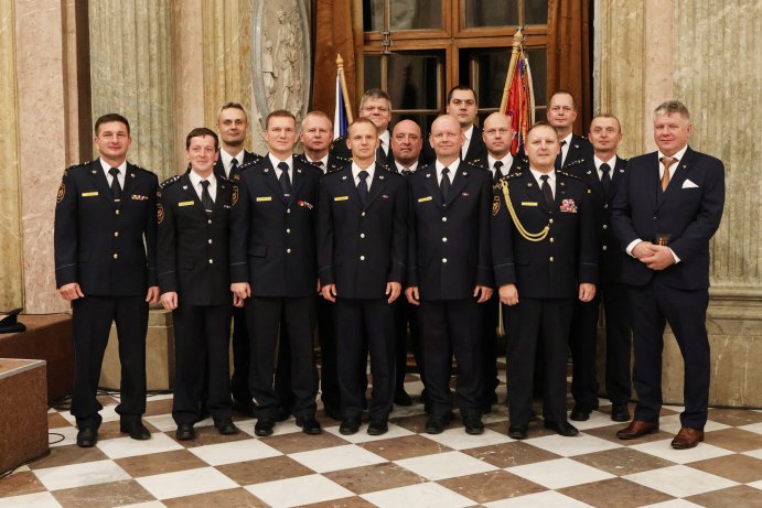  Hasiči ocenili medailemi věrnost, záchranu života i spolupráci
