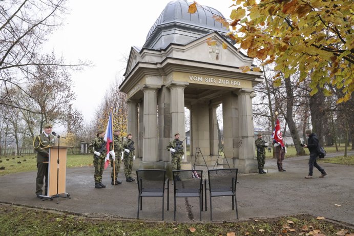  Pieta u příležitosti Dne válečných veteránů, nejen na vojenském hřbitově
