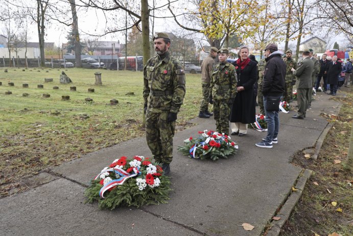  Pieta u příležitosti Dne válečných veteránů, nejen na vojenském hřbitově
