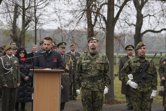  Pieta u příležitosti Dne válečných veteránů, nejen na vojenském hřbitově
