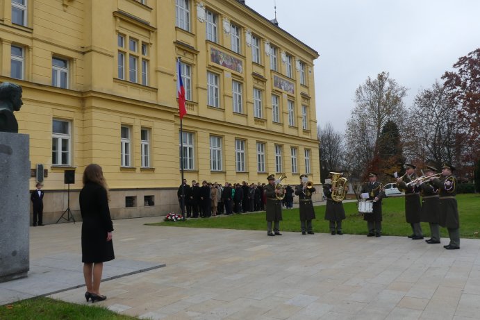 Připomínka Dne boje za svobodu a demokracii. U pomníku Jana Opletala v Litovli