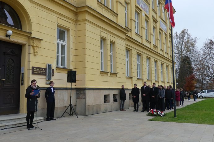 Připomínka Dne boje za svobodu a demokracii. U pomníku Jana Opletala v Litovli