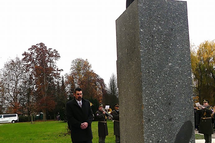 Připomínka Dne boje za svobodu a demokracii. U pomníku Jana Opletala v Litovli