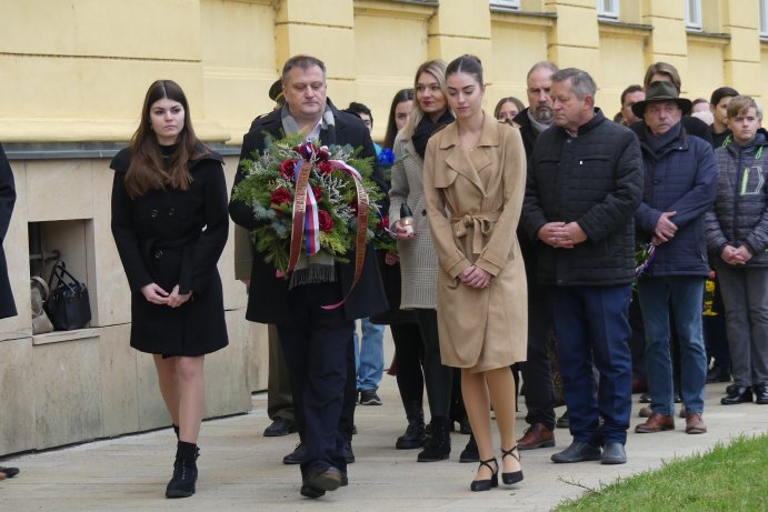 Připomínka Dne boje za svobodu a demokracii. U pomníku Jana Opletala v Litovli