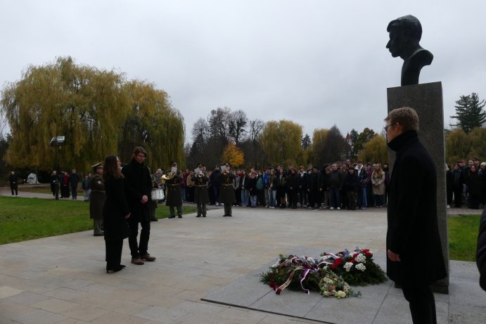 Připomínka Dne boje za svobodu a demokracii. U pomníku Jana Opletala v Litovli