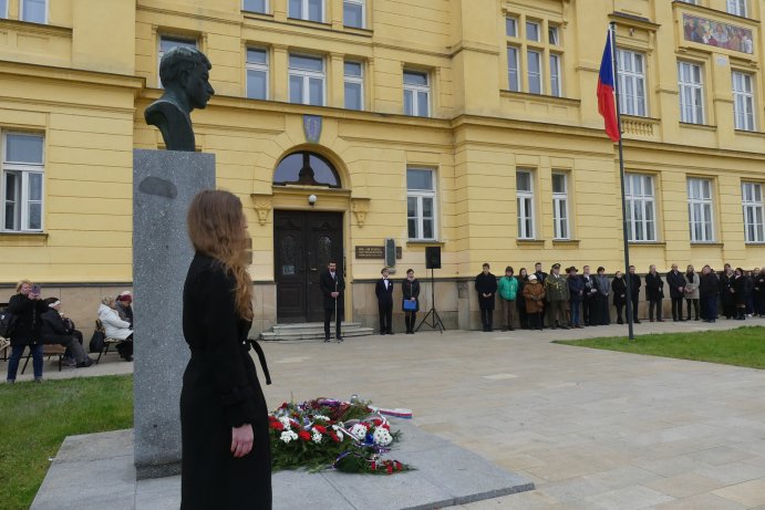 Připomínka Dne boje za svobodu a demokracii. U pomníku Jana Opletala v Litovli
