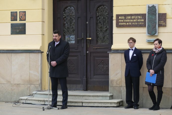 Připomínka Dne boje za svobodu a demokracii. U pomníku Jana Opletala v Litovli