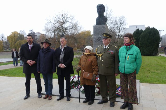 Připomínka Dne boje za svobodu a demokracii. U pomníku Jana Opletala v Litovli