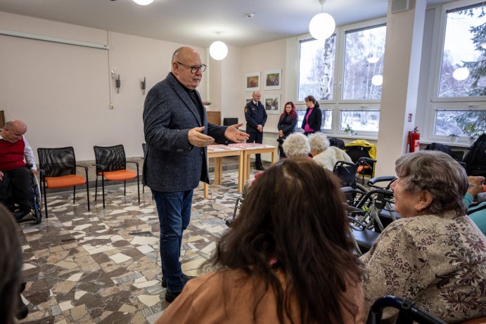 Požár v kuchyni nebo nástrahy zimy? Kalendář hasičů a kraje poradí