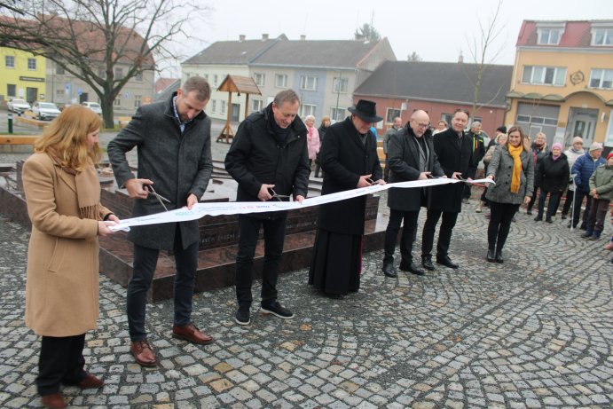  V Konici opravili náměstí. Přispěl i kraj