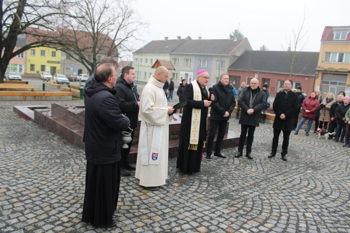  V Konici opravili náměstí. Přispěl i kraj