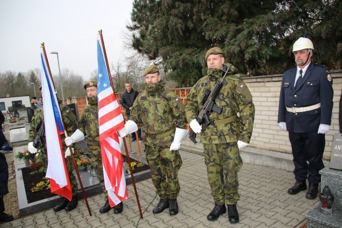  Uctili památku amerických letců i statečnost obyvatel Troubek
