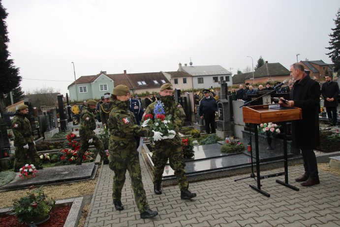  Uctili památku amerických letců i statečnost obyvatel Troubek
