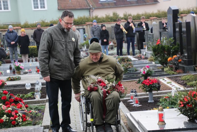  Uctili památku amerických letců i statečnost obyvatel Troubek
