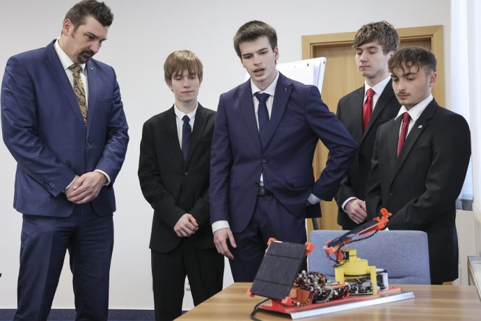  Solární energie pro náctileté – podpořte svým hlasem mezinárodní úspěch týmu studentů z Lipníku
