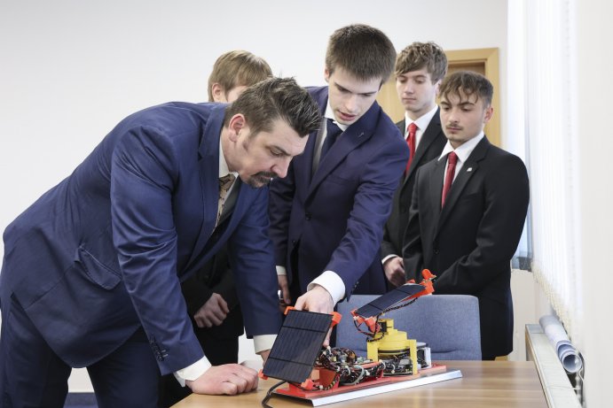  Solární energie pro náctileté – podpořte svým hlasem mezinárodní úspěch týmu studentů z Lipníku
