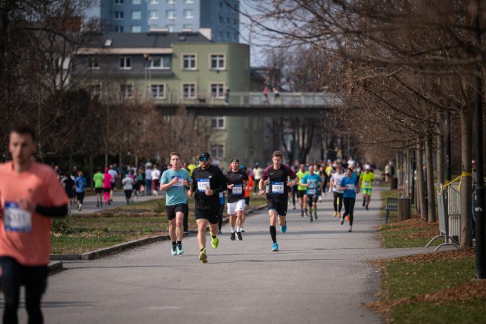  Běžci ve Smetanových sadech. Olomouc hostila RunTour Winter
