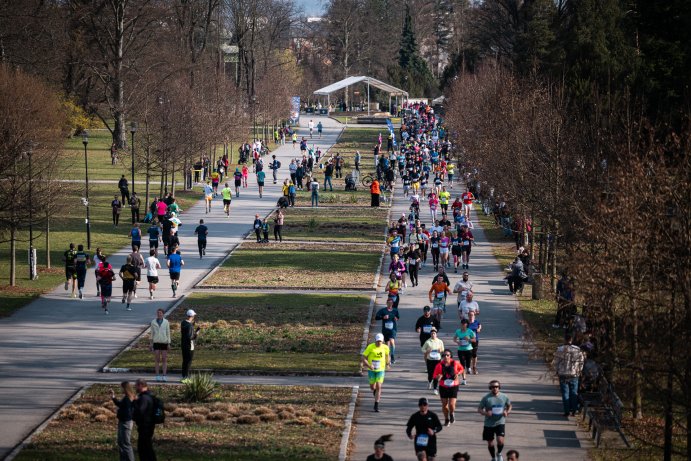  Běžci ve Smetanových sadech. Olomouc hostila RunTour Winter
