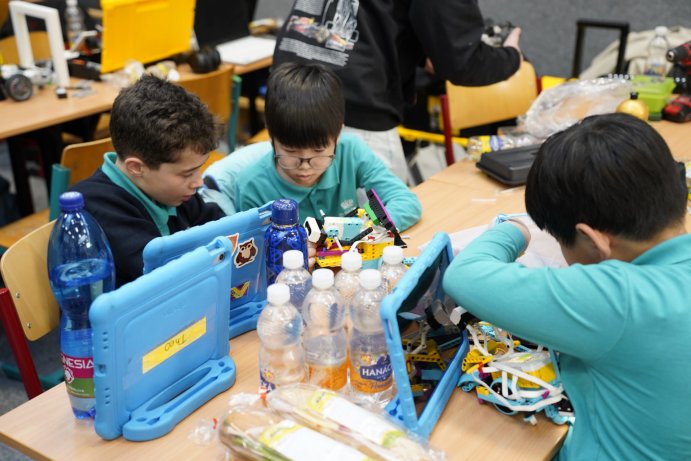  Střední průmyslovou školu v Přerově ovládli na jeden den roboti
