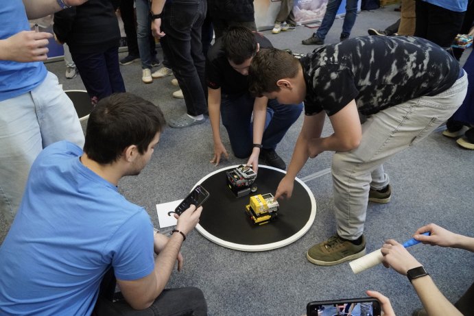  Střední průmyslovou školu v Přerově ovládli na jeden den roboti
