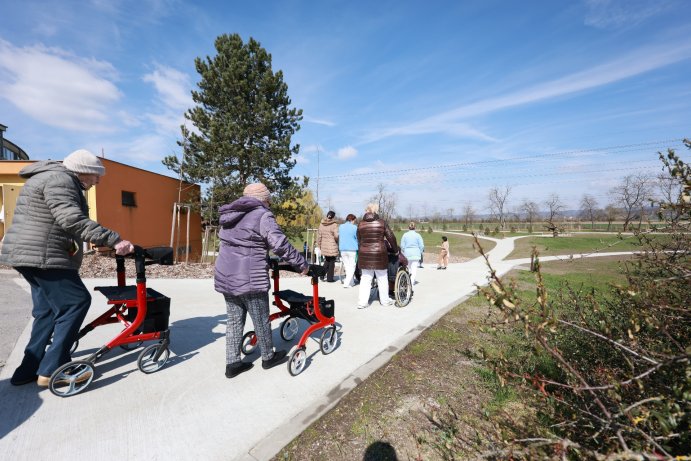  Zahradu, která láká k procházkám, mají v domově seniorů ve Chválkovicích
